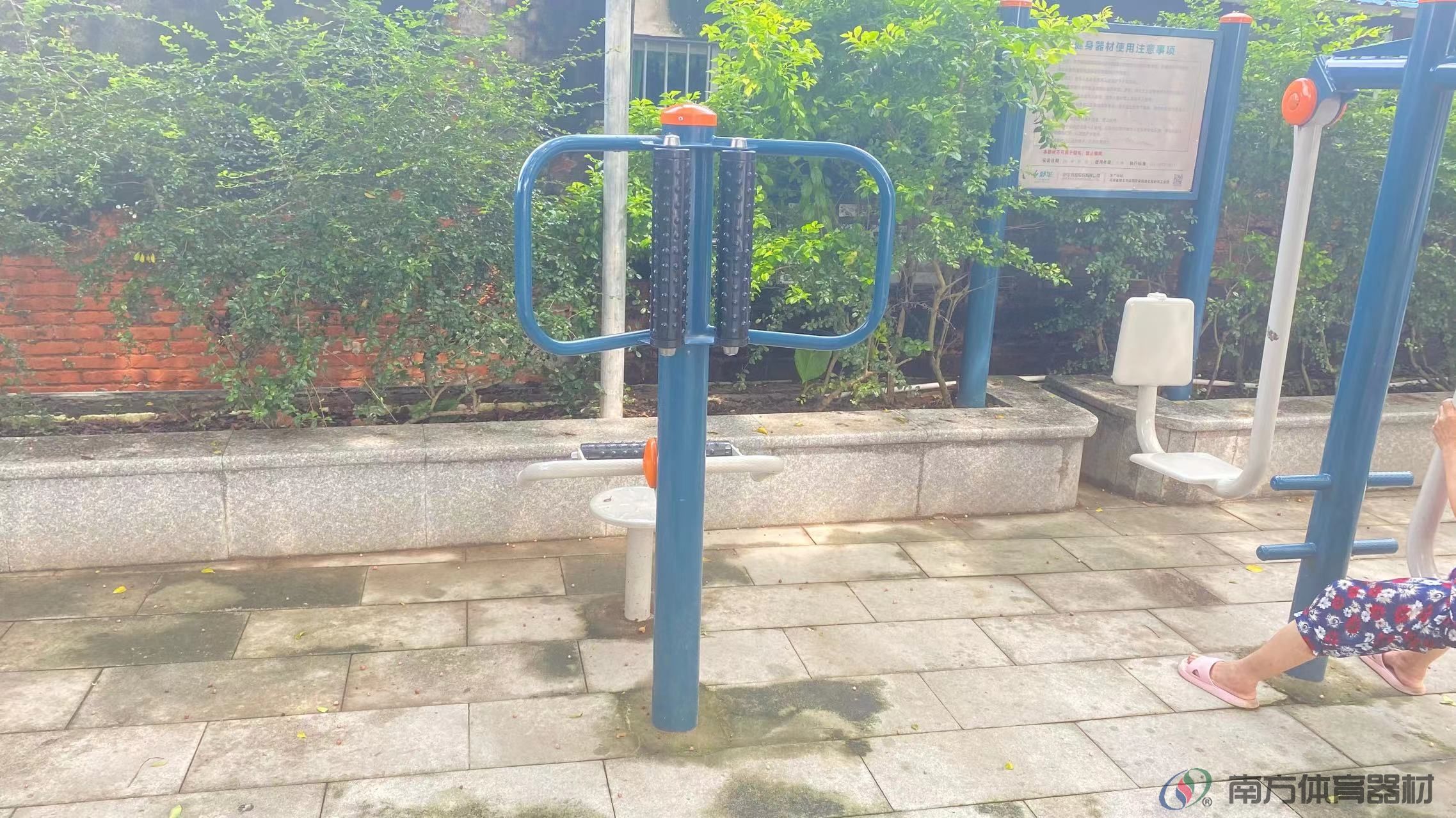 盖山村篮球场旁(图15)